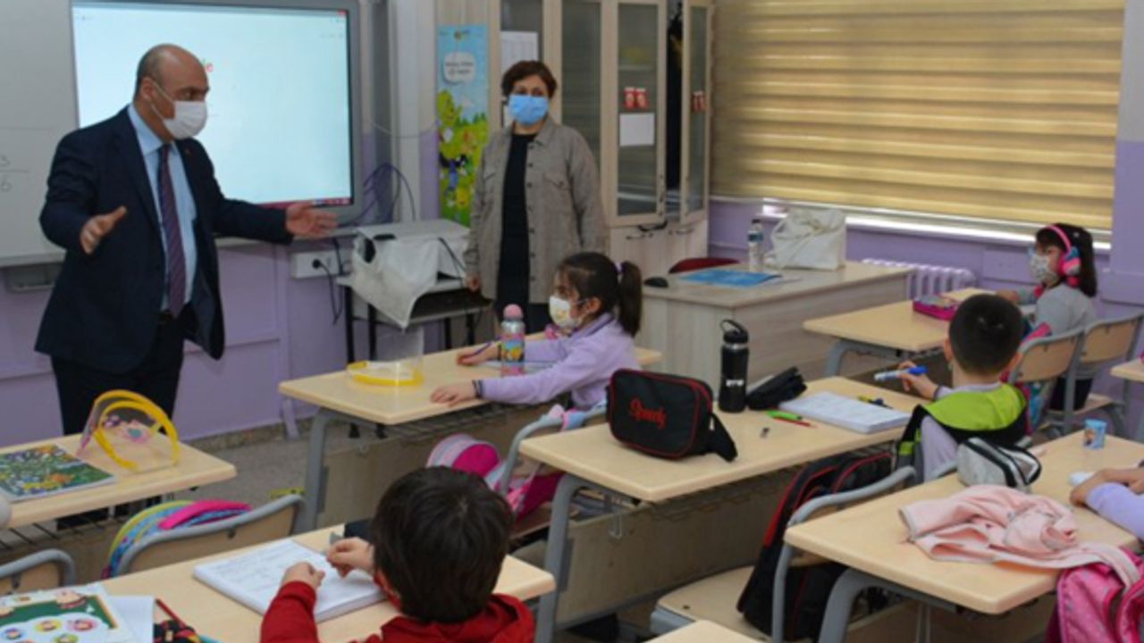 Eskişehir'de okullarda ilk gün heyecanı... Hakan Cırıt öğrencileri uyardı