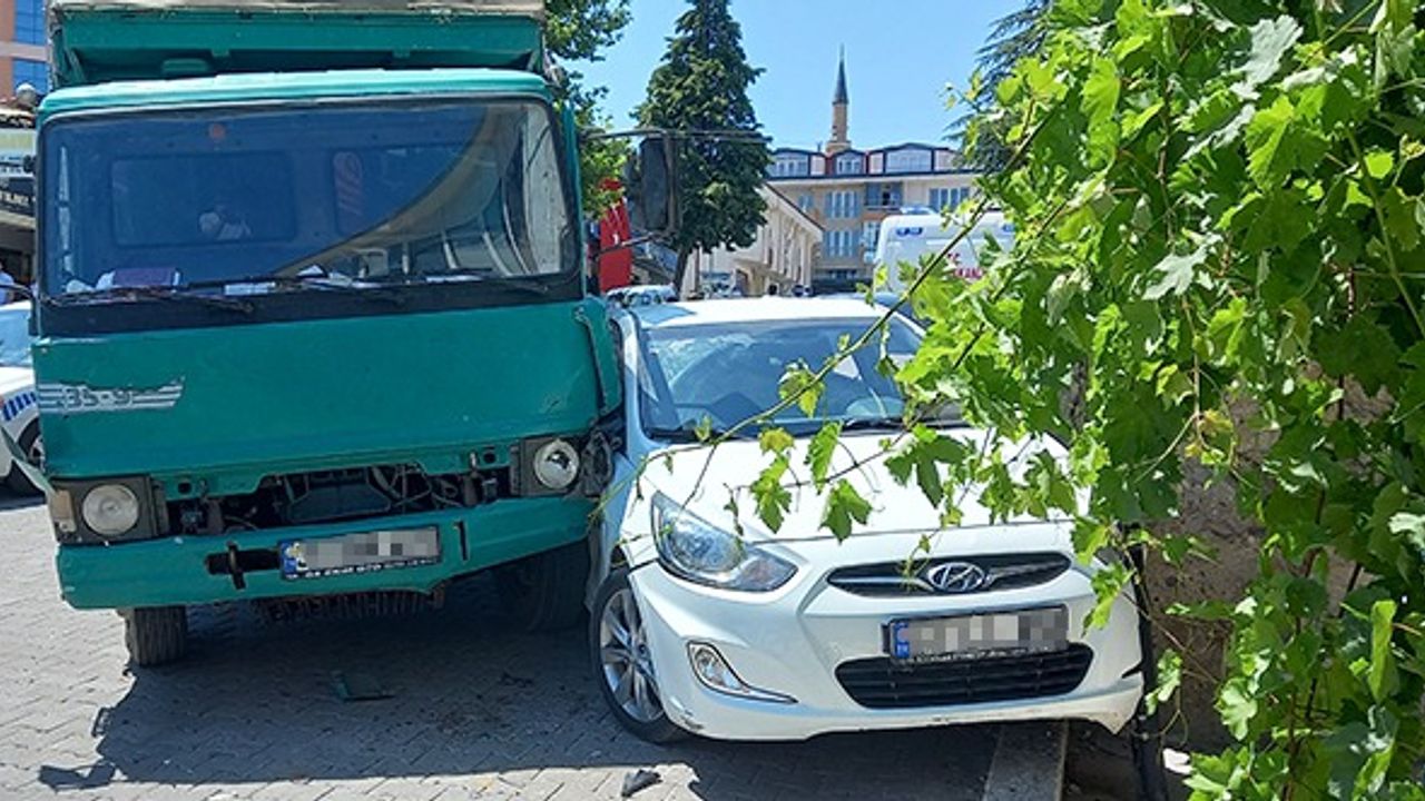 Zincirleme kaza! 2 araç arasına sıkıştı