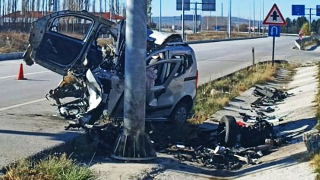 Kütahya'da kaza! Eskişehir plakalı araç hurdaya döndü!