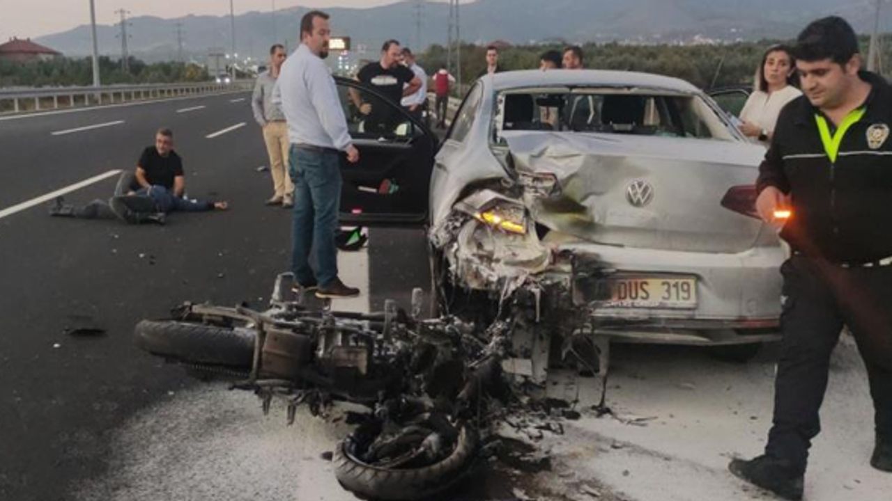 Otomobile çarpan motosiklet yandı! 2 ağır yaralı