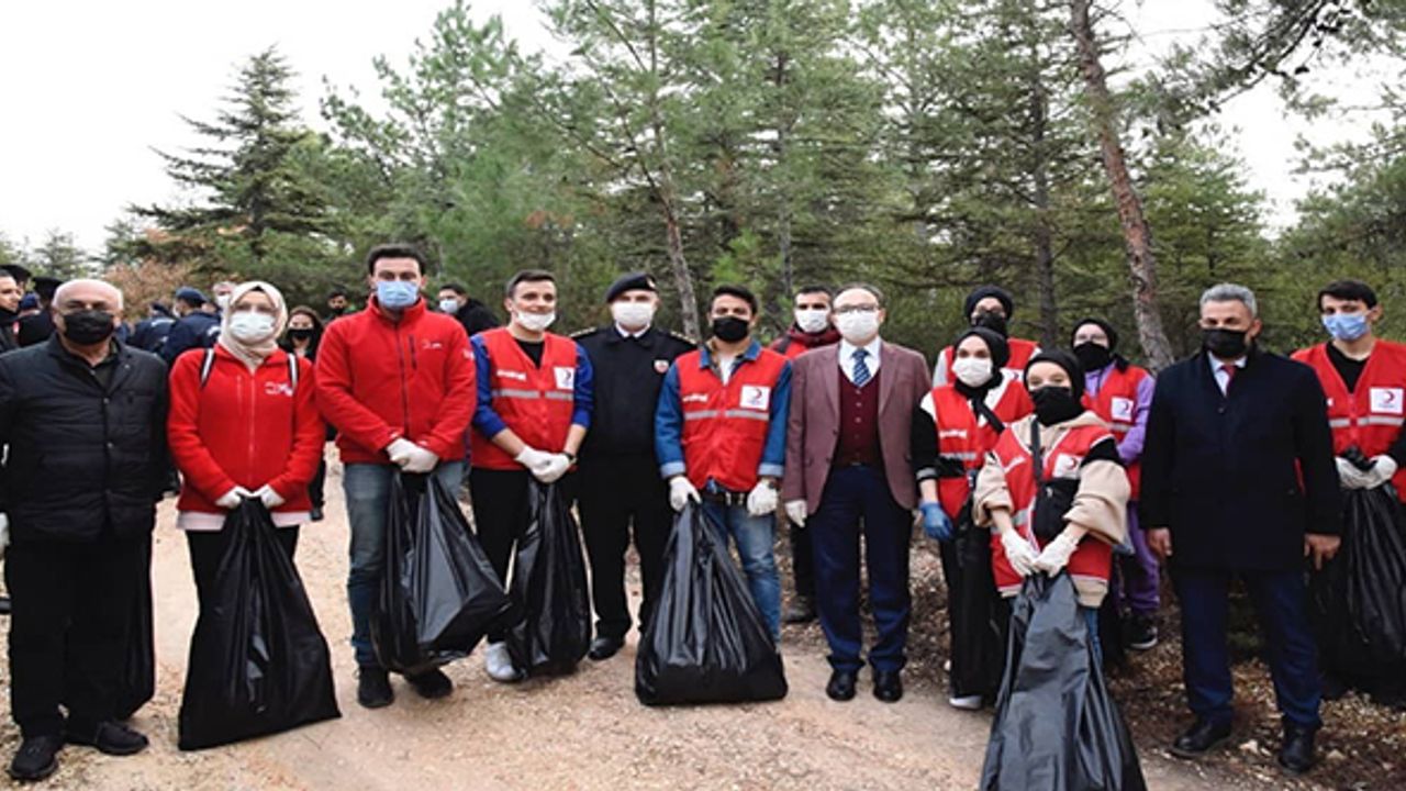 Bilecik'te öğrenciler ormanı temizledi... Vali Kızılkaya da katıldı