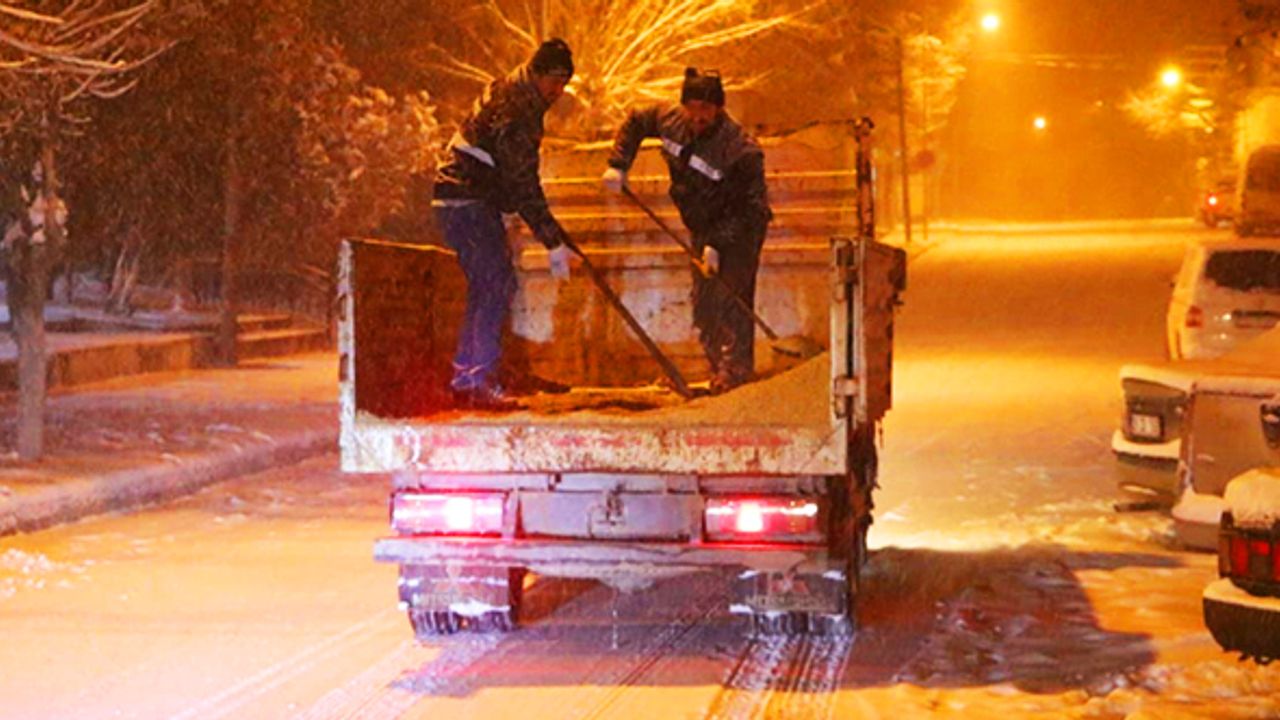Çifteler'de ekipler gece boyunca çalıştı