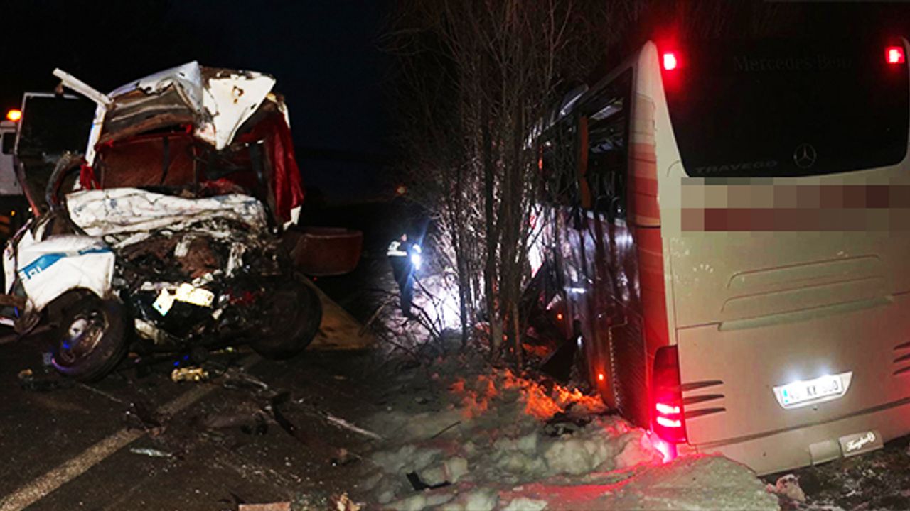 Yolcu otobüsü ile kamyonet çarpıştı! 2 ölü, 19 yaralı