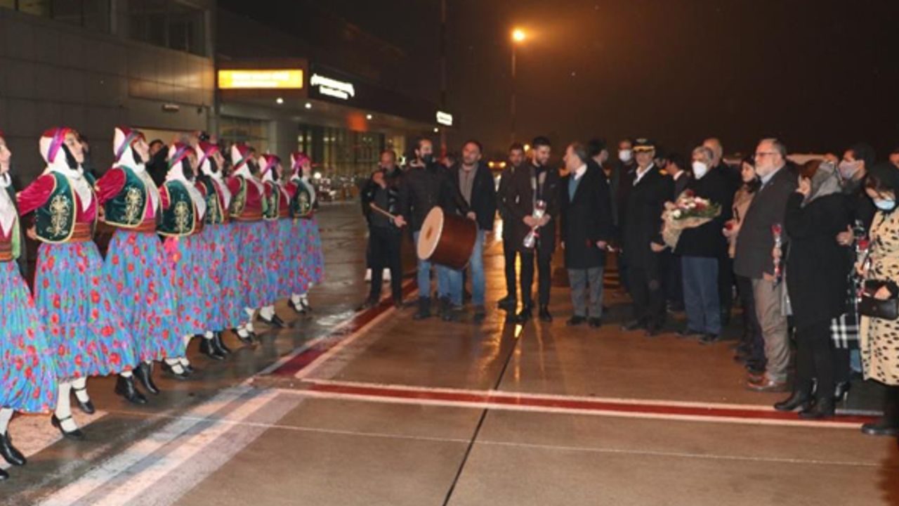Tahran'dan gelen ilk kafile davul zurnayla karşılandı