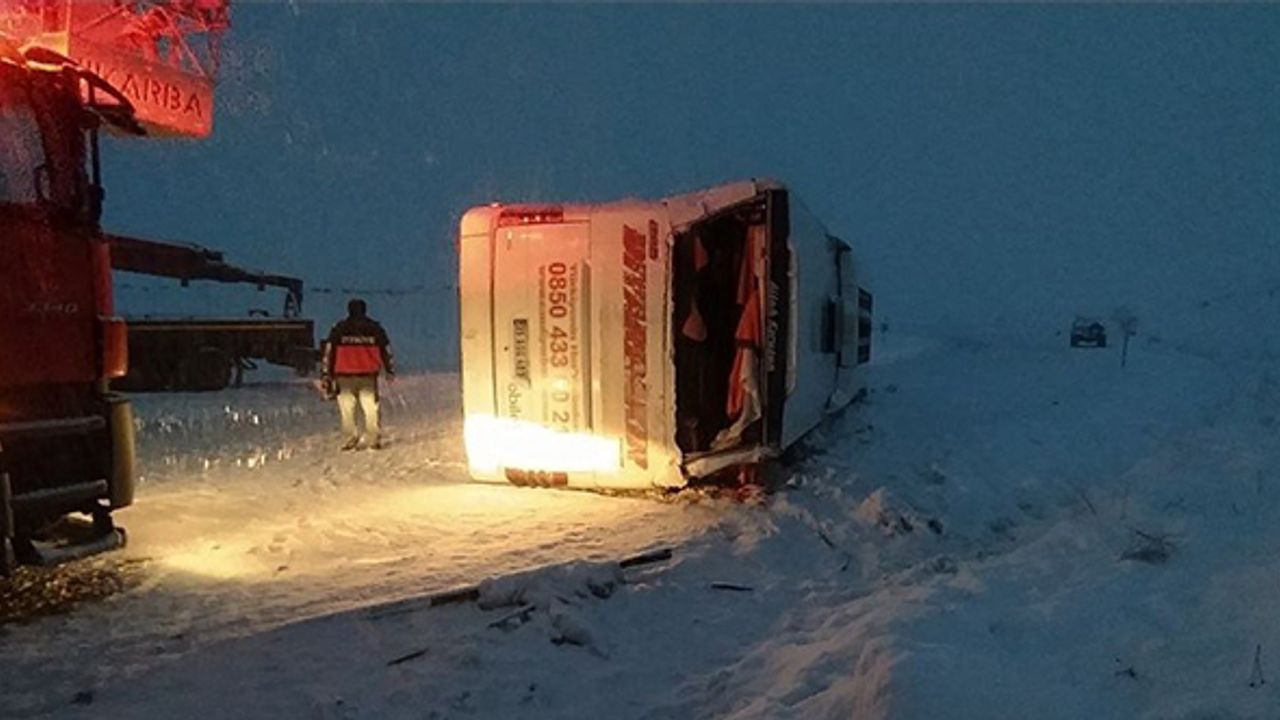 Kaygan yolda otobüs devrildi... 36 yaralı