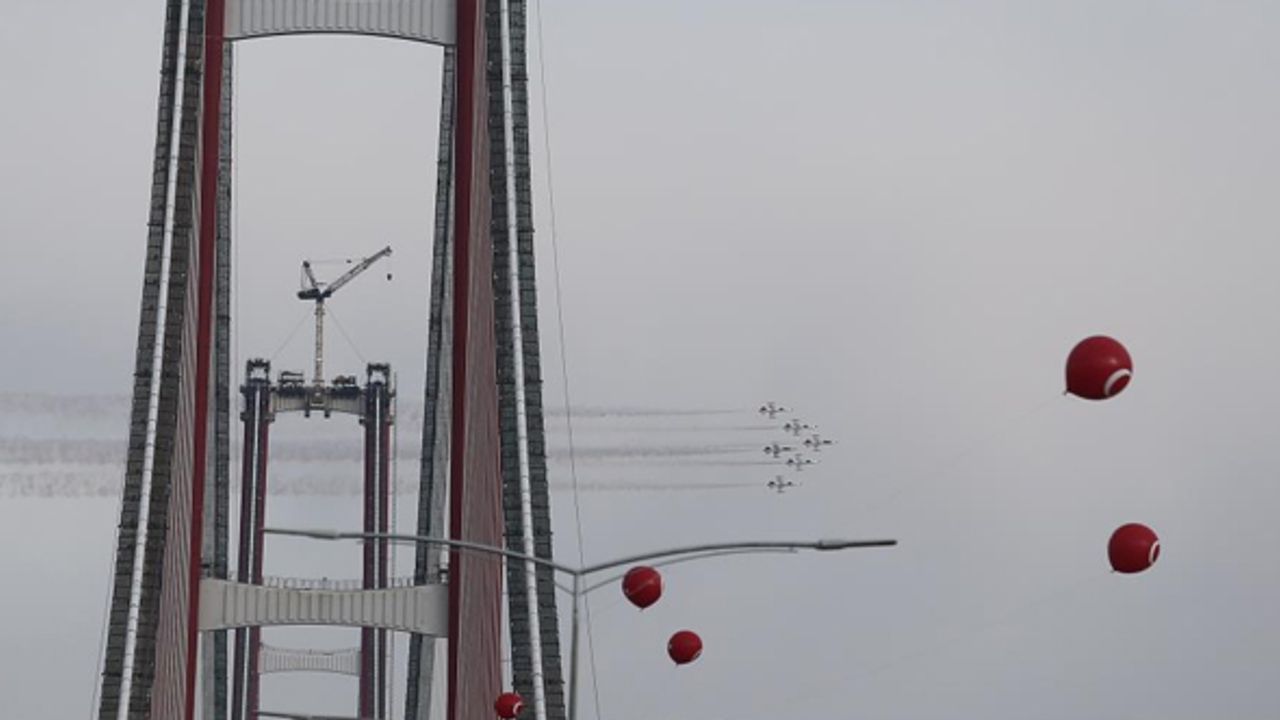 Türk Yıldızları'ndan nefes kesen gösteri