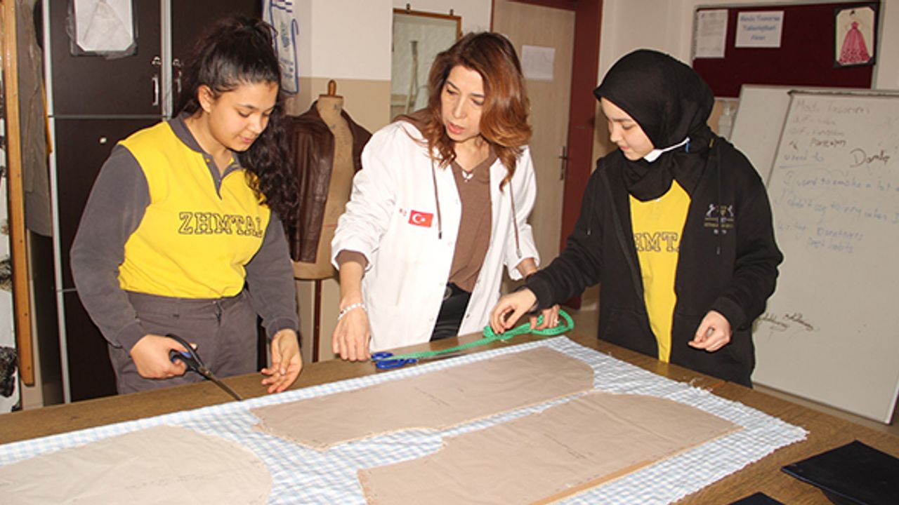 Afyon'da yeni modacılar yetişiyor