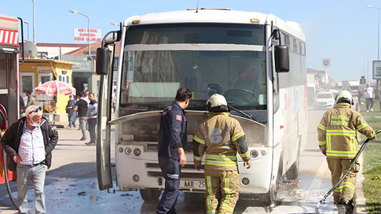 Balıkesir Bandırma'da seyir halindeki otobüs yandı!