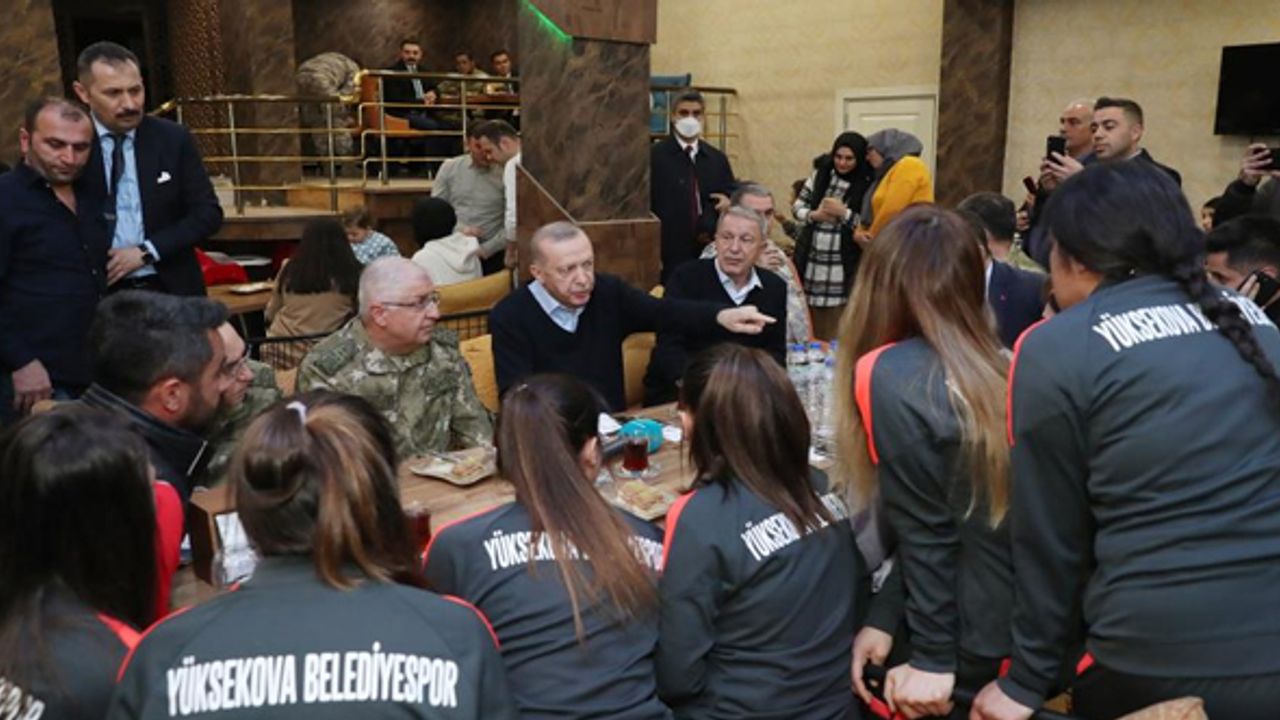 Cumhurbaşkanı Erdoğan Yüksekova’da vatandaşlarla sohbet etti