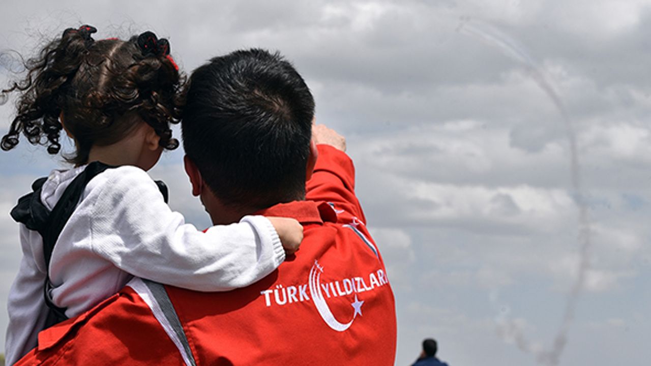 Türk Yıldızları ve SOLOTÜRK otizmli çocuklar için uçtu