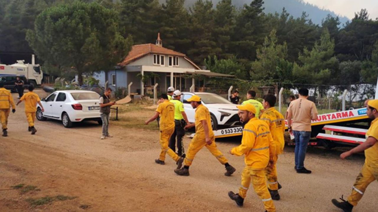 Yangın kriz merkezi boşaltılıyor