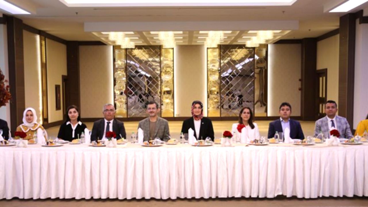 Afyonkarahisar Valisi tayini çıkan bürokratlarla bir araya geldi