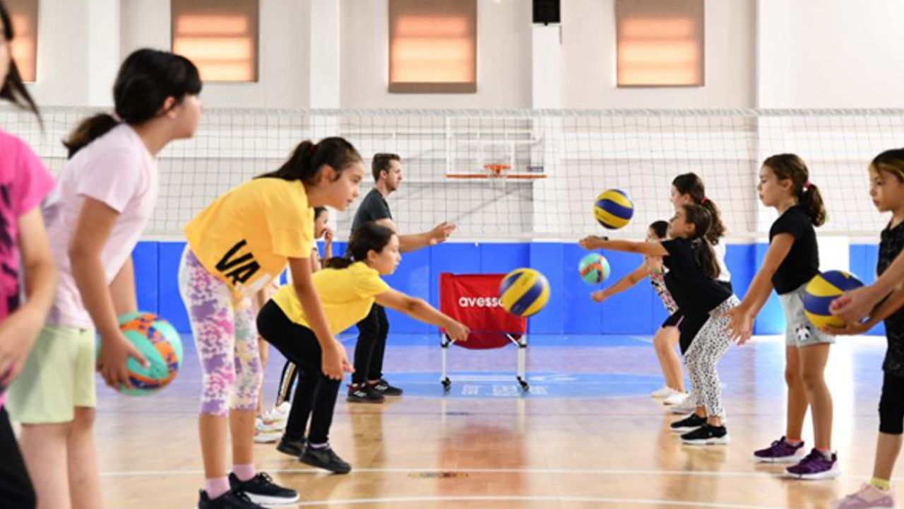 Tepebaşı'nda çocuklar uzman eğitmenler eşliğinde voleybol kursunda