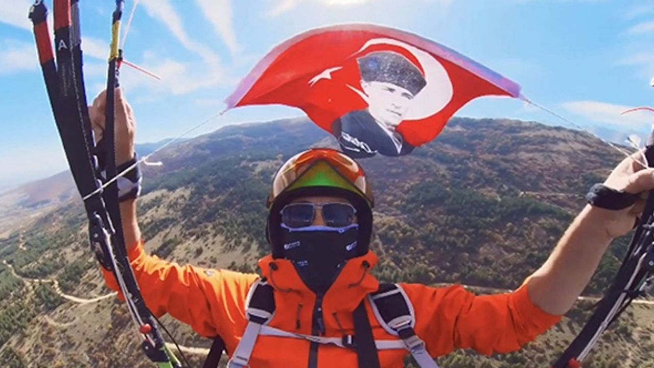 Afyonkarahisarlı yamaç paraşütü pilotu "Atatürk" için uçtu