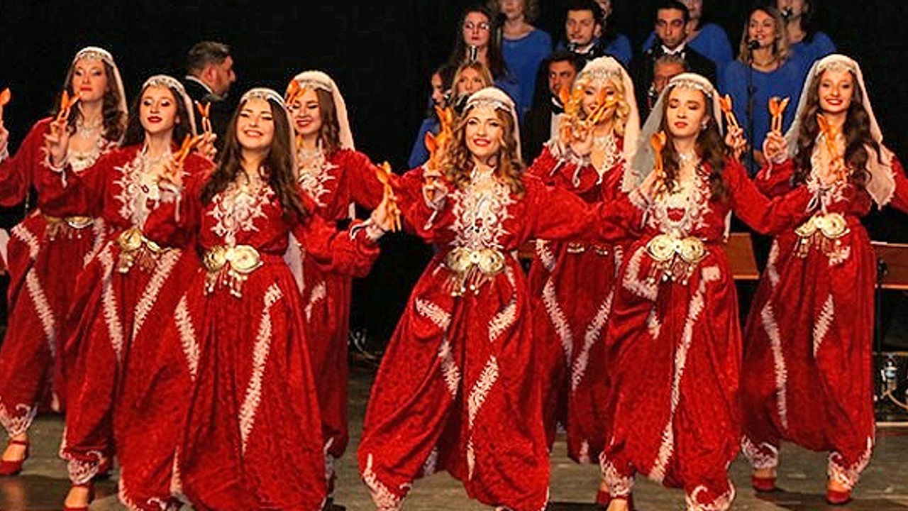 Anadolu Üniversitesi'nin Halk Dansları topluluğu Sinop'ta sahne aldı