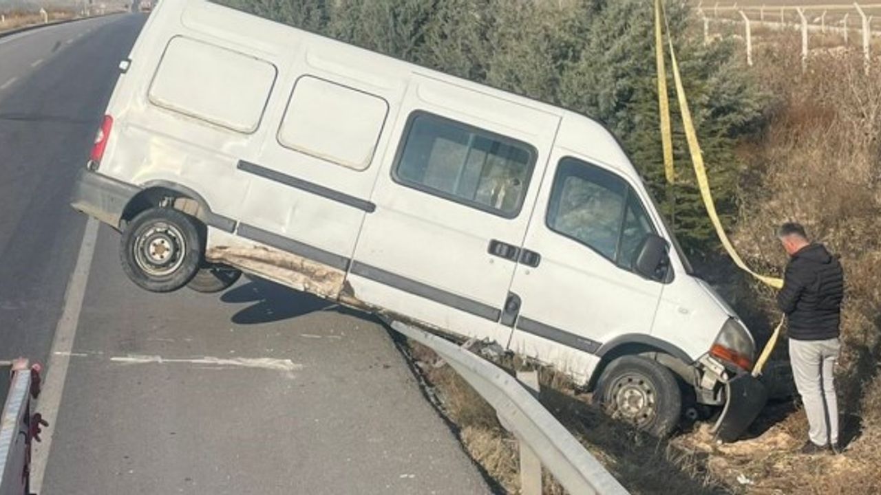 Emirdağ'da minibüs kazası! Ucuz atlatıldı