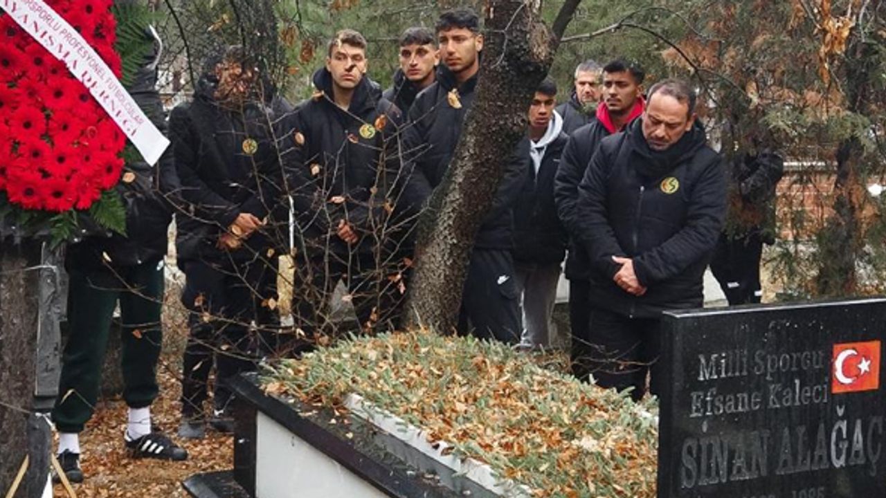 Sinan Alaağaç Eskişehir'deki kabri başında anıldı