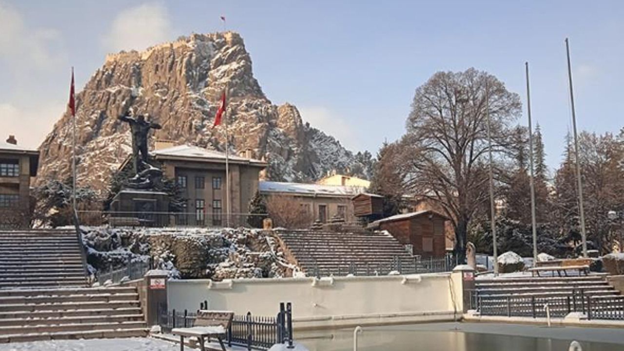 Afyonkarahisar'da kar yağışı etkisini gösterdi