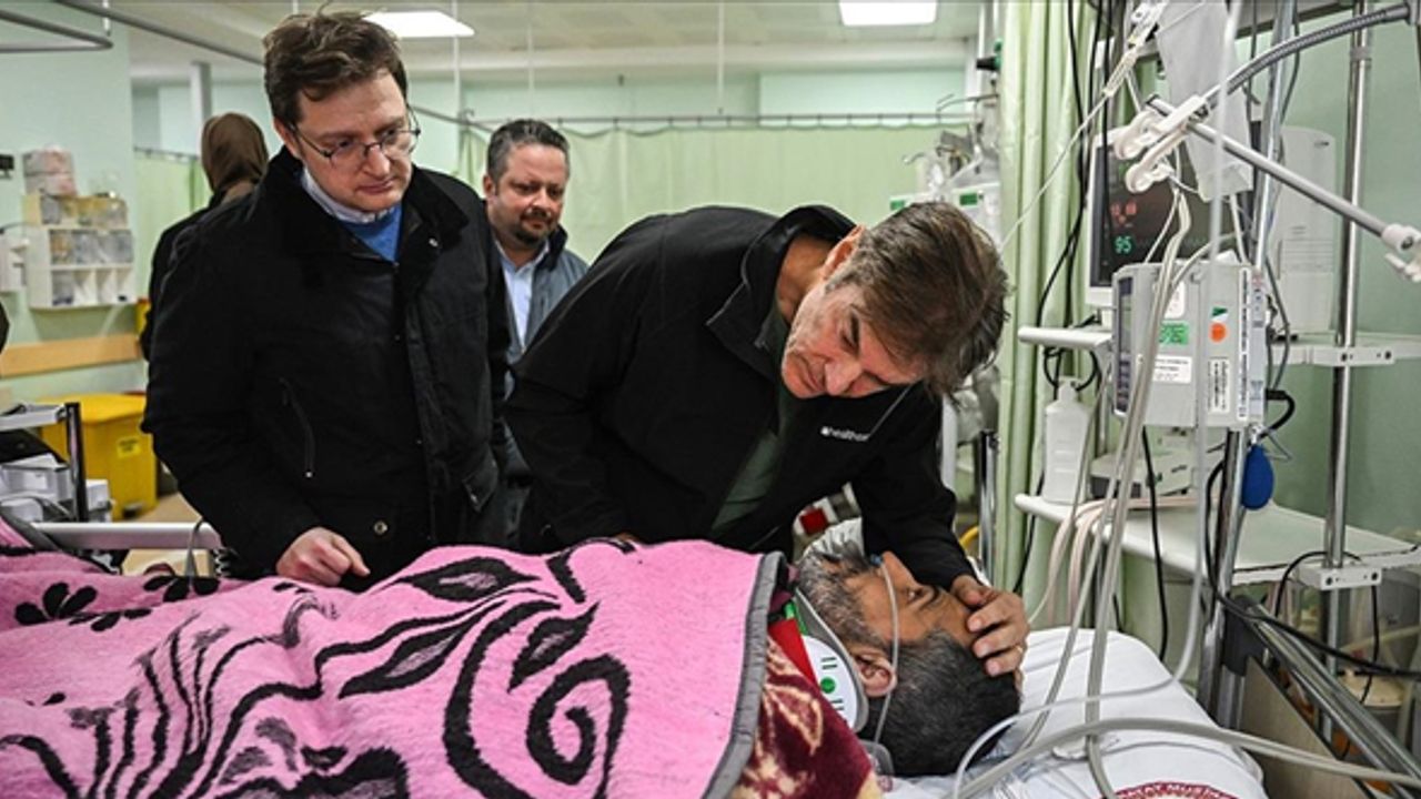 Enkazdan 296. saatte kurtarılan baba yaşadıklarını Dr. Mehmet Öz'e anlattı