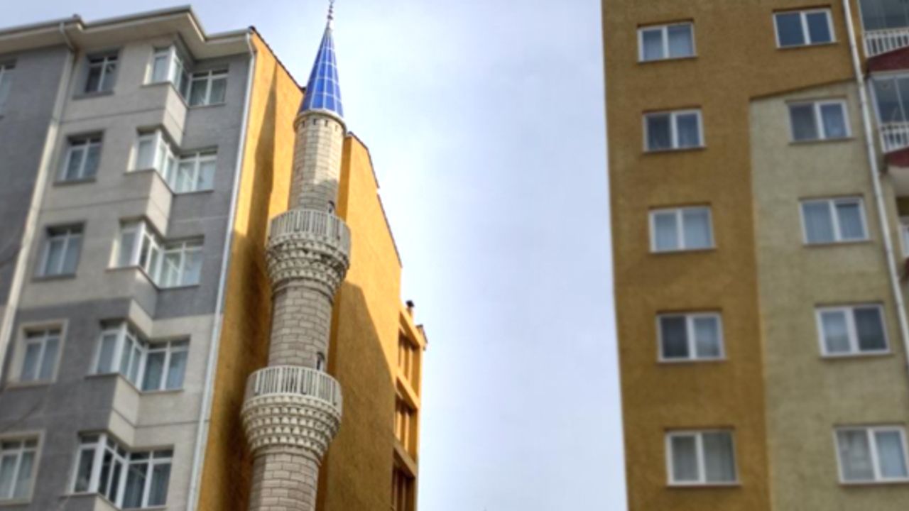 Eskişehir'de etrafına yapılan binaların arasında kaldı