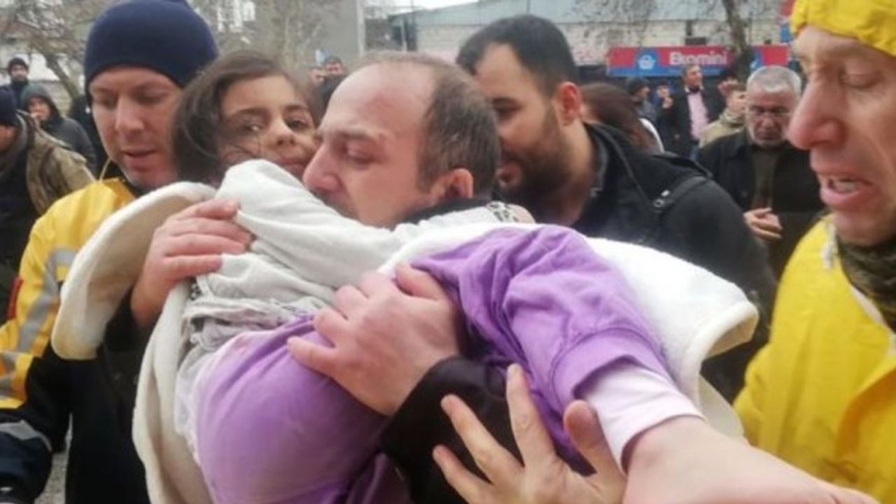 Göz yaşartan anlar! 7 saat sonra enkazdan kurtarıldı