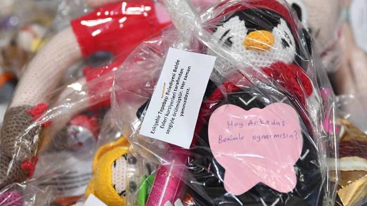 Tepebaşı'ndaki Belde Evleri kursiyerleri çocuklar için ördü