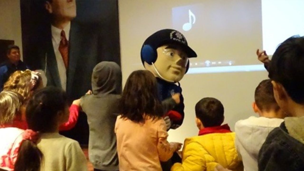 Eskişehir Emniyet Müdürlüğü depremzede çocuklar için sergiledi