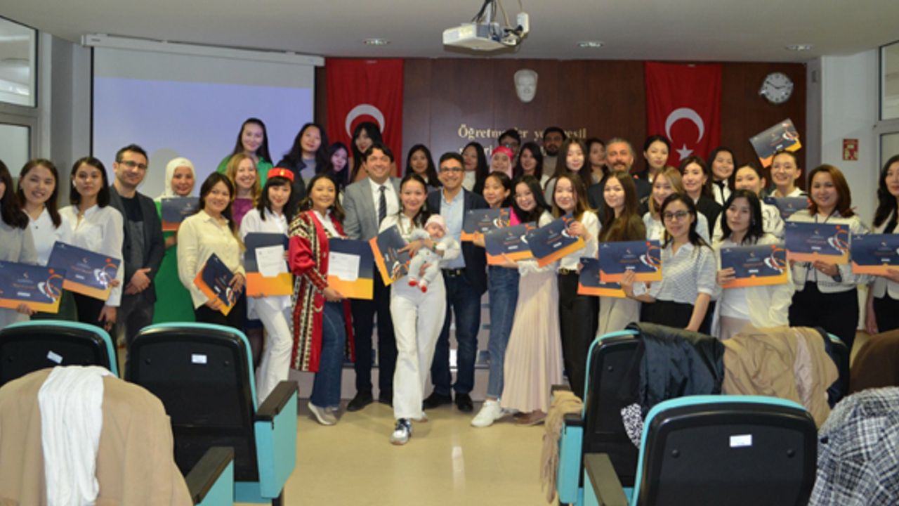 Kazakistanlı öğrenciler Anadolu Üniversitesi'nde sertifikalarını aldı