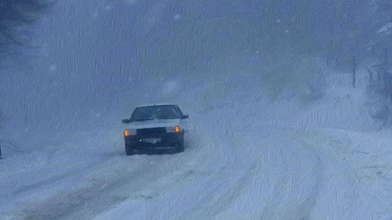 Kütahya'da Domaniç dağ yolu kara teslim oldu