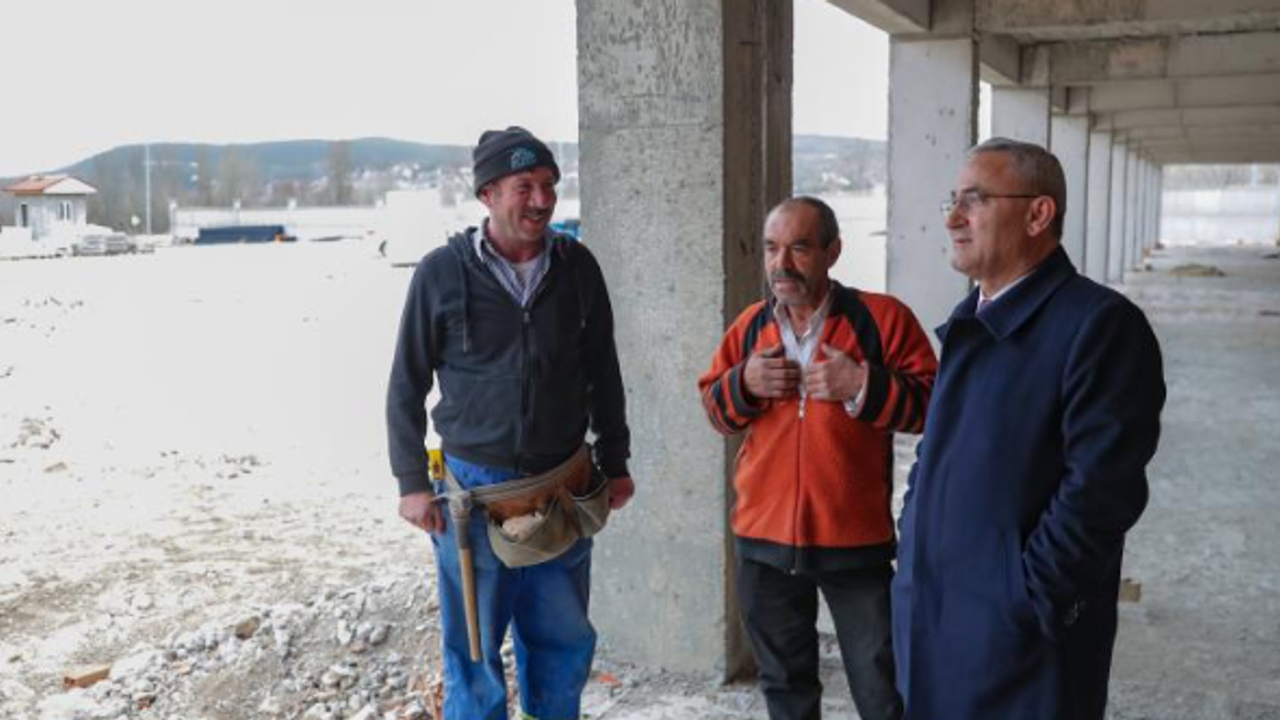 Kütahya'da kamyon garajı inşaatı hızla yükseliyor