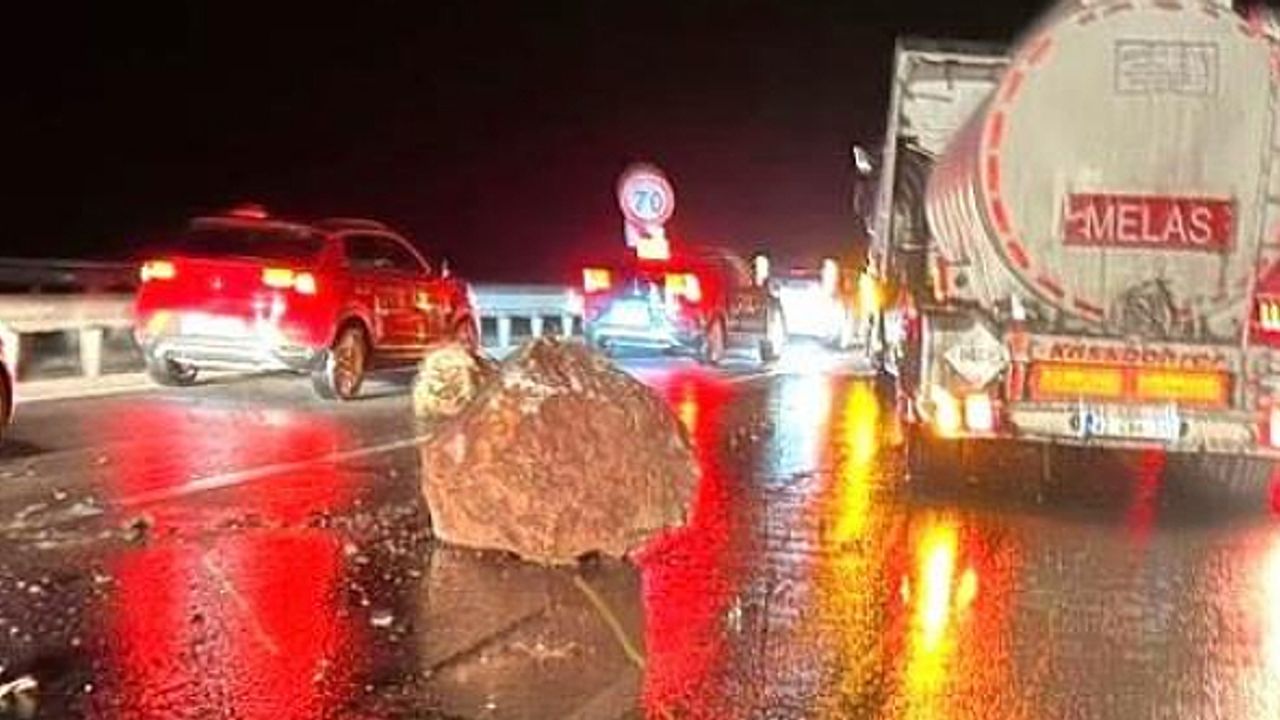 Kütahya'da yola düşen dev kayalar korkuttu