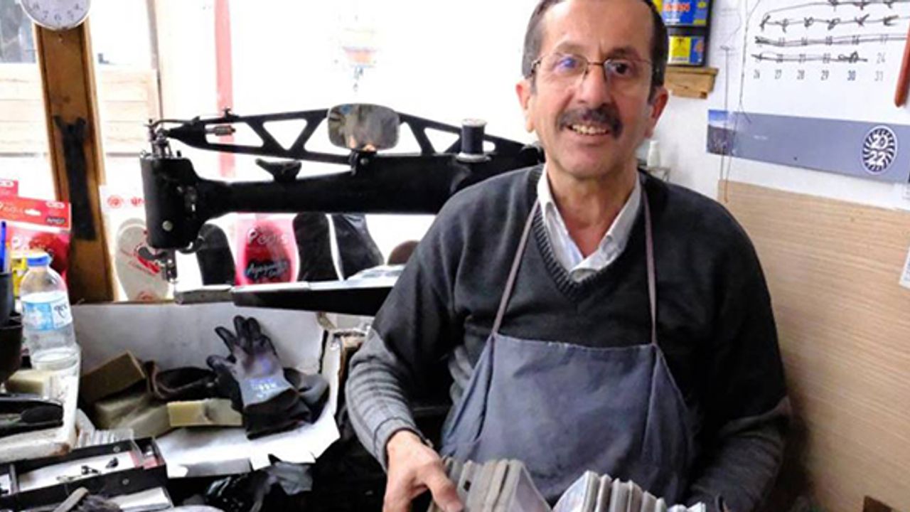 Sivrihisar'da 20 yıldır biriktiriyor... Fotoğraf bulmak isteyen ona gidiyor