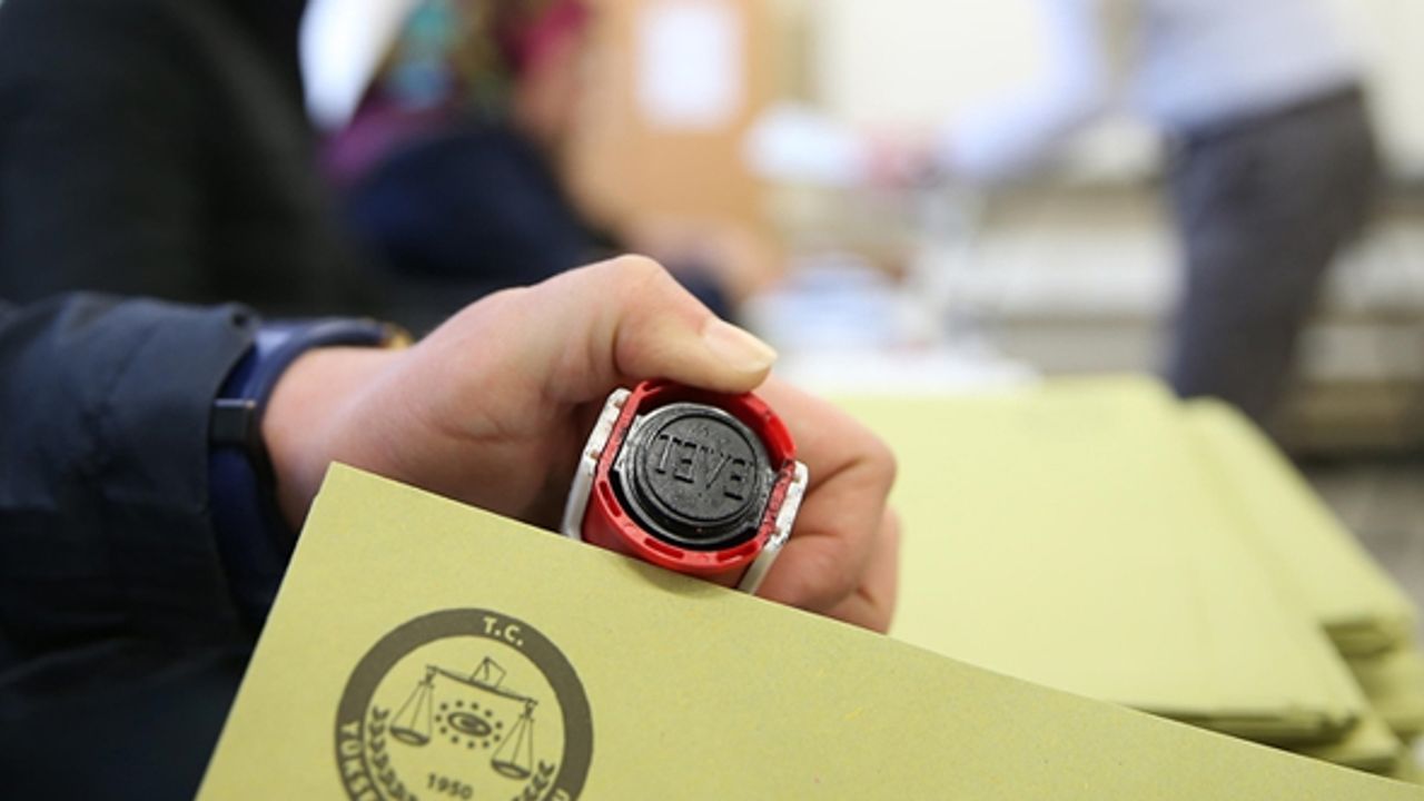 Seçimde 13 siyasi parti tek başına, diğerleri ittifak çatısında yarışacak