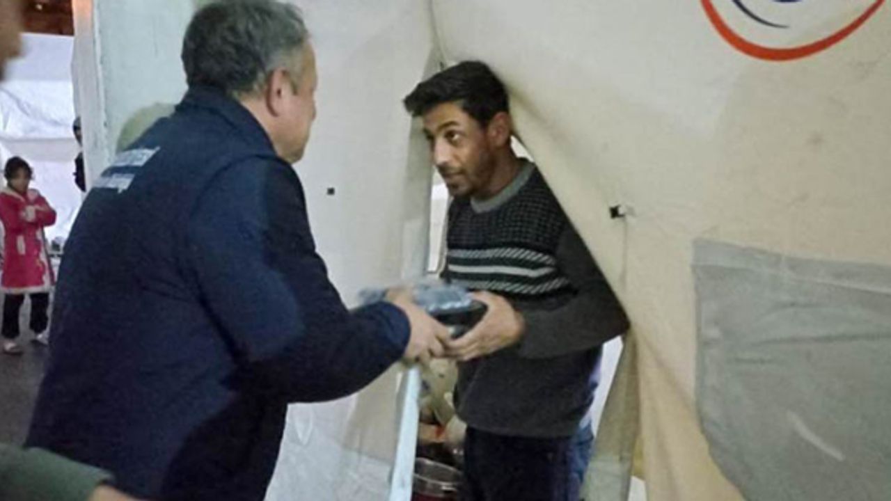 Tepebaşı Belediyesi Hatay'da sahur yemeğiyle depremzedelerin yanında