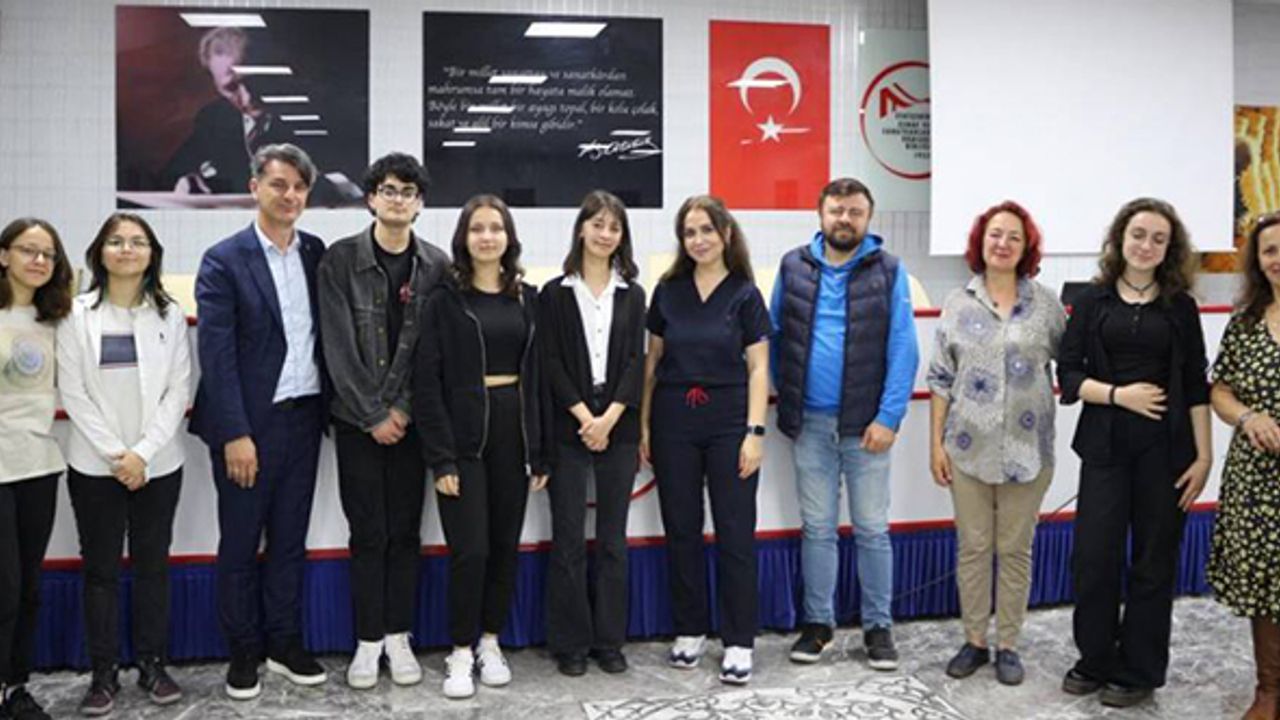 Eskişehir Atatürk Lisesi'nde patili dostlar için bir araya geldiler