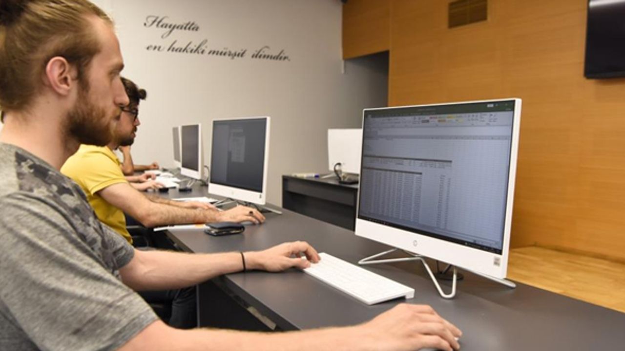 Anadolu Üniversitesi İİBF 65 yıldır verdiği eğitimle öne çıkıyor