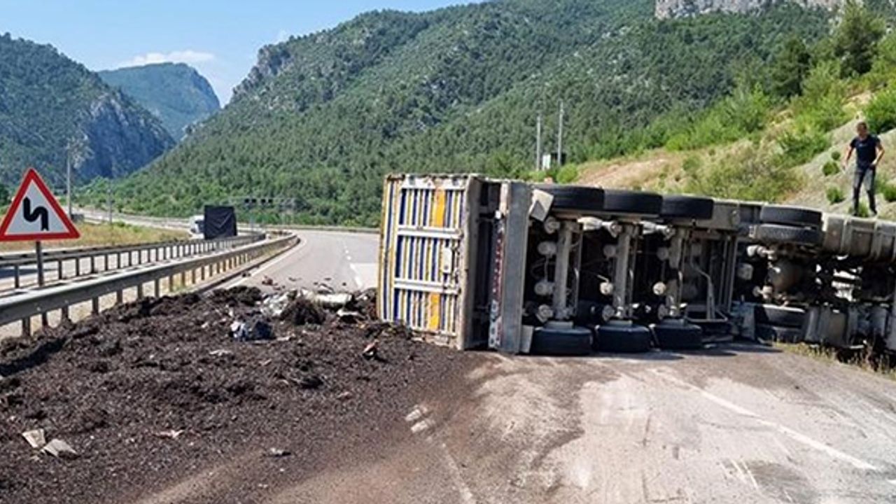 Bilecik'te kaza! TIR sürücüsü yaralandı