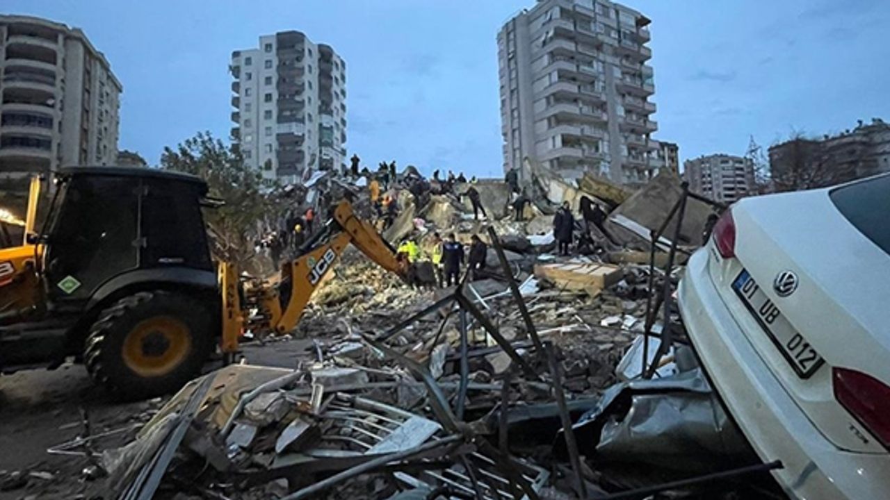 Depremlerde yıkılan apartmanın 2 müteahhidine 90'ar yıla kadar hapis talebi