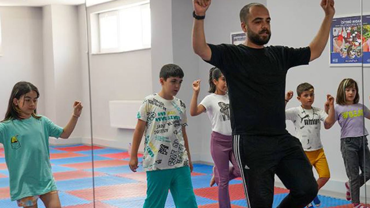 Tepebaşı'nda halk oyunlarını öğreniyorlar