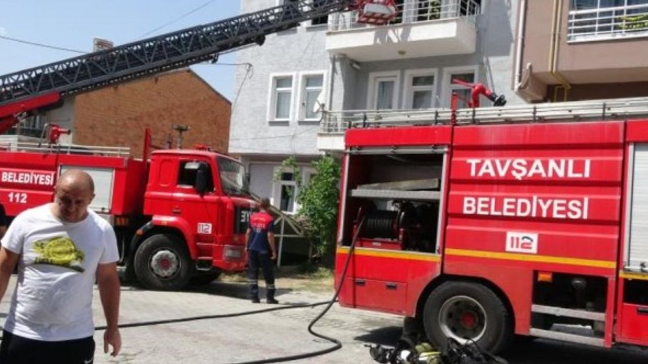 Kütahya'da 3 katlı binada yangın!