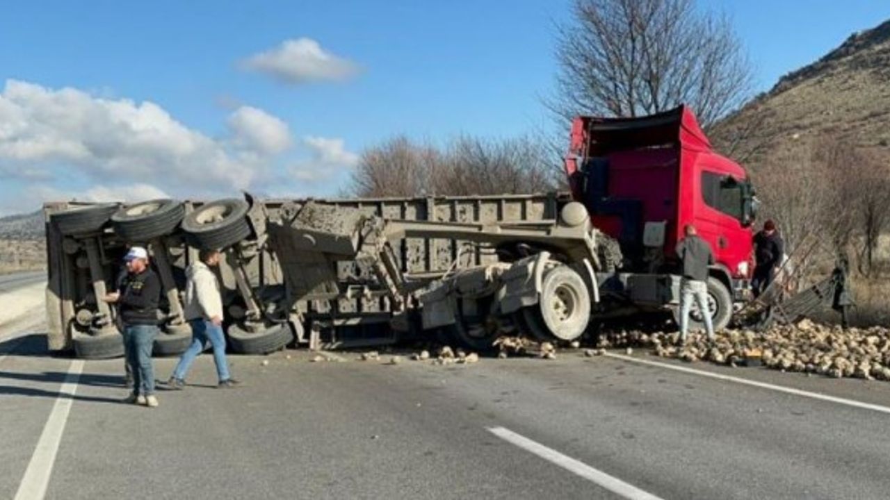 Emirdağ yolunda TIR kazası! Bir saat ulaşıma kapandı