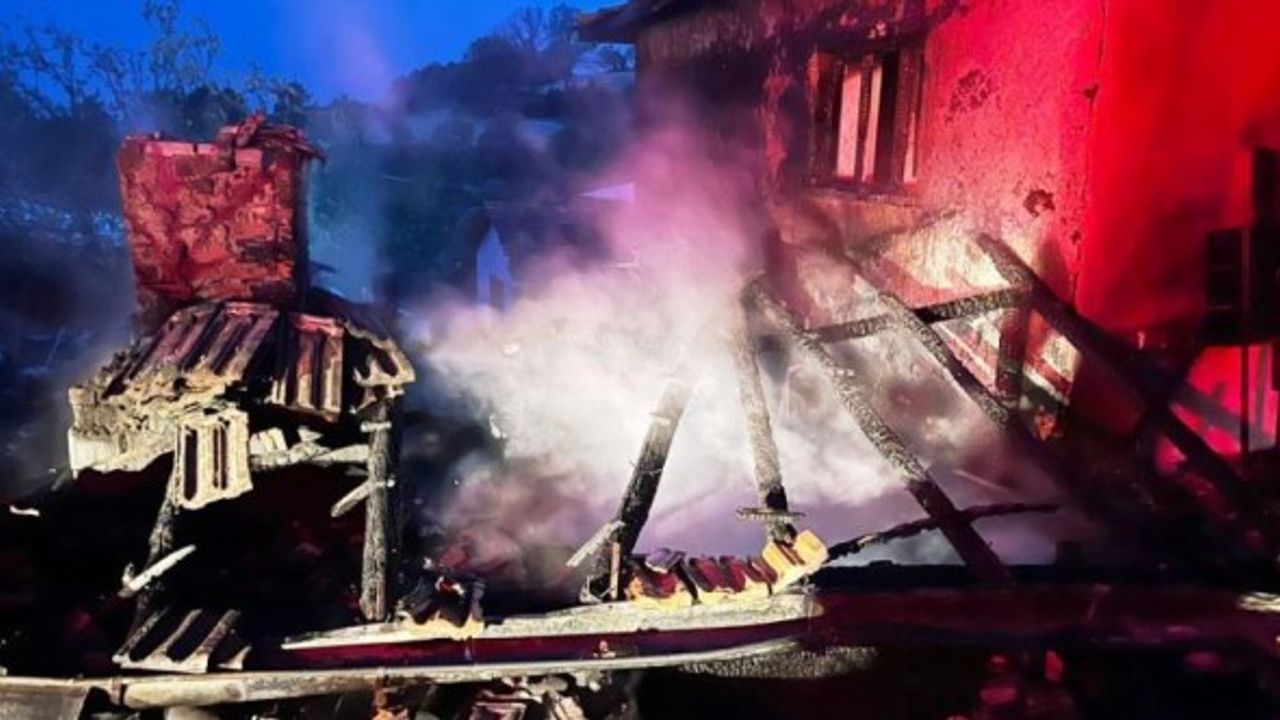 Kütahya'daki yangında kül oldu! Ahırdaki hayvanlar son anda kurtarıldı