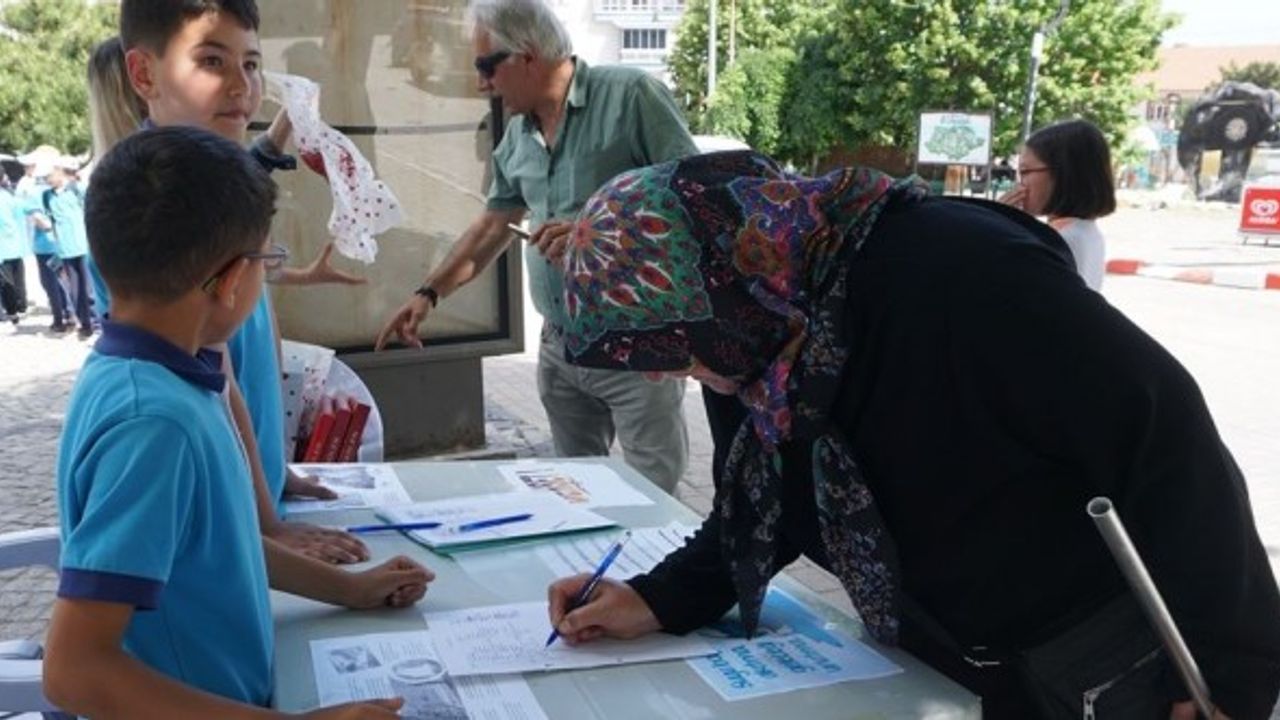 Kütahya'da öğrenciler çevre için imza topladılar