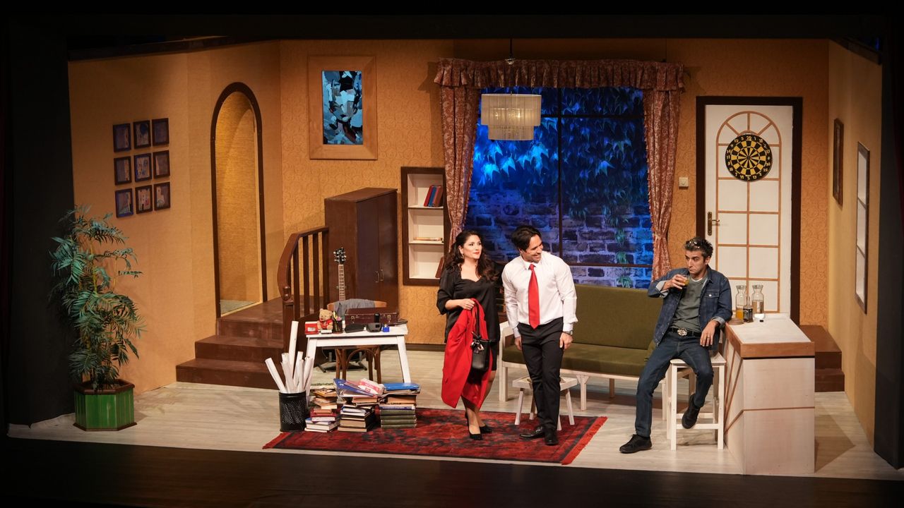 “Aşk Listesi” tiyatro sahnesinde izleyiciyle buluştu