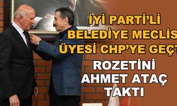 İYİ Parti'li belediye meclis üyesi CHP'ye geçti... Rozetini Ahmet Ataç taktı