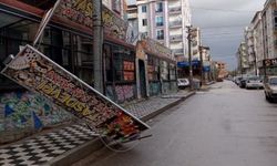 Afyonkarahisar’da fırtına tabelaları uçurdu!