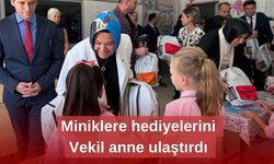Miniklere  hediyelerini vekil anne ulaştırdı