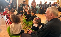 Çocuklar büyükleriyle bir araya geldi Atatürk'ü andı