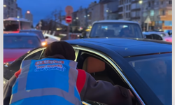 Eskişehir'de AK Partili gençlerden sürücülere sürpriz: Papatya çayı eşliğinde trafik protestosu!