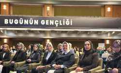 Meclis Simülasyonunda Yapay Zeka ve Adalet Masada: Ayşen Gürcan Gençlerin Fikirlerini Dinledi